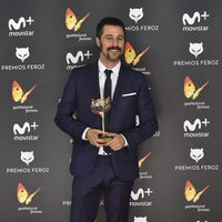 Hugo Silva con su Premio Feroz