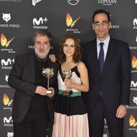 Aura Garrido y miembros del equipo de 'El ministerio del tiempo' con sus 'Feroz'