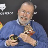 Ibáñez Serrador con su premio de reconocimiento en los Premios Feroz 2017