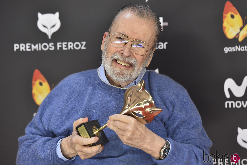 Ibáñez Serrador con su premio de reconocimiento en los Premios Feroz 2017