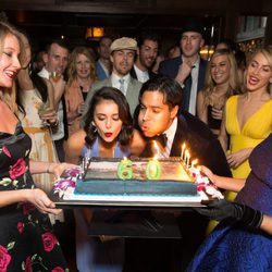 Nina Dobrev y Ronnie Bacardí soplando las velas de su tarta