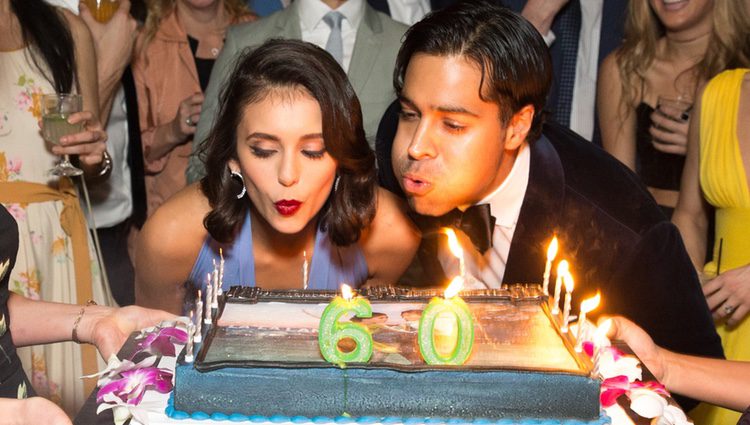 Nina Dobrev y Ronnie Bacardí soplando las velas de su tarta