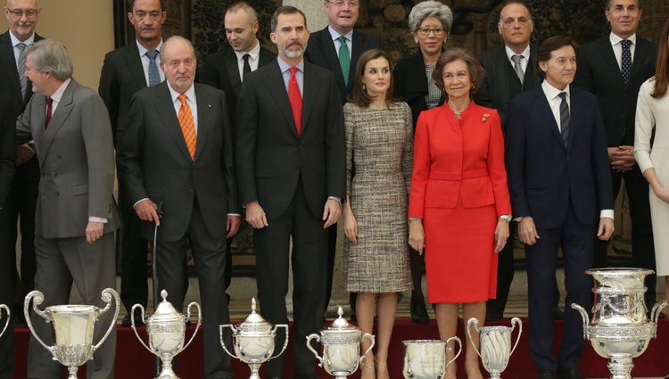 Los Reyes Felipe y Letizia con el Rey Juan Carlos y la Reina Sofía en los Premios Nacionales del Deporte