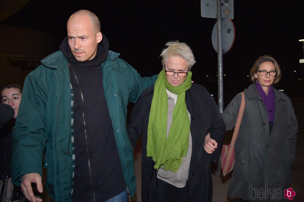 Olfo Bosé, Lucía Dominguín y Paola Dominguín llegando a la capilla ardiente de Bimba Bosé