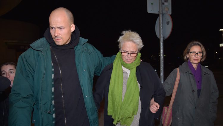 Olfo Bosé, Lucía Dominguín y Paola Dominguín llegando a la capilla ardiente de Bimba Bosé