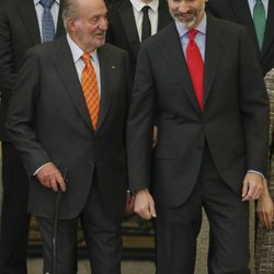 El Rey Felipe y su padre el Rey Juan Carlos muy sonrientes en los Premios Nacionales del Deporte