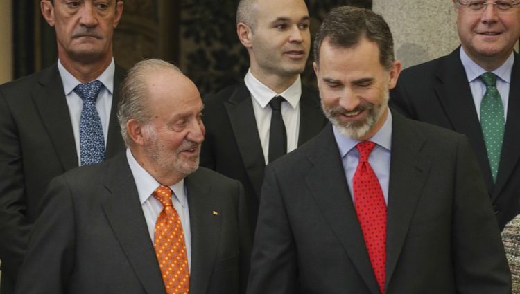 El Rey Felipe y su padre el Rey Juan Carlos muy sonrientes en los Premios Nacionales del Deporte