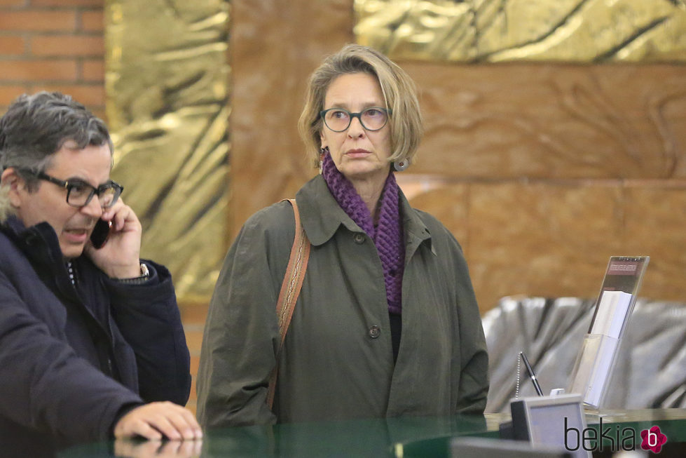 Paola Dominguín llegando a la capilla ardiente de Bimba Bosé