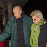 Olfo Bosé y Lucía Dominguín llegando a la capilla ardiente de Bimba Bosé