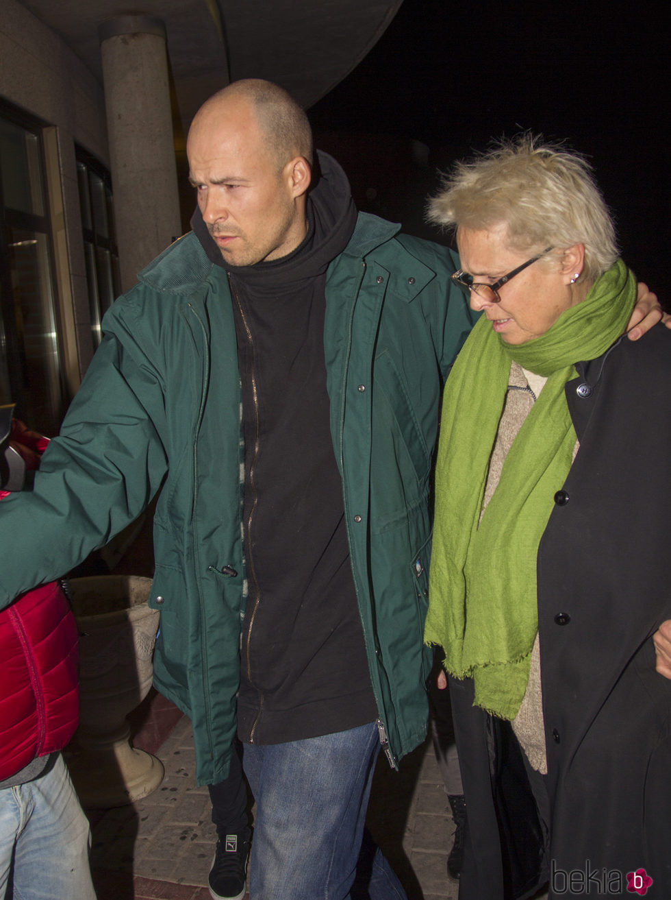 Olfo Bosé y Lucía Dominguín llegando a la capilla ardiente de Bimba Bosé