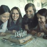 Paola Dominguín, Lucía Dominguín y Miguel Bosé celebrando un cumpleaños con su madre Lucía Bosé