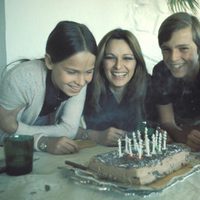 Paola Dominguín, Lucía Dominguín y Miguel Bosé celebrando un cumpleaños con su madre Lucía Bosé