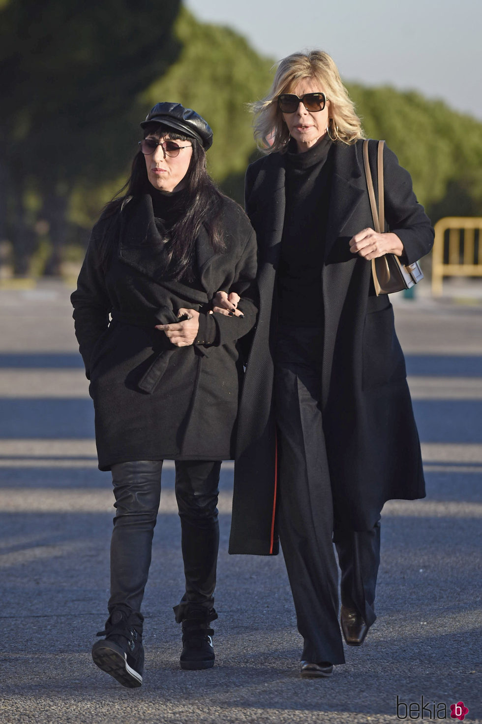 Rossy de Palma y Bibiana Fernández en la capilla ardiente de BImba Bosé