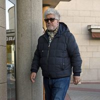 Pedro Almodóvar en la capilla ardiente de Bimba Bosé