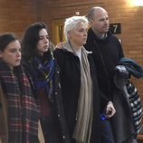 Olfo Bosé , Lucía Dominguín y Dora Postigo en la capilla ardiente de Bimba Bosé