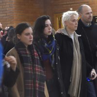 Olfo Bosé , Lucía Dominguín y Dora Postigo en la capilla ardiente de Bimba Bosé