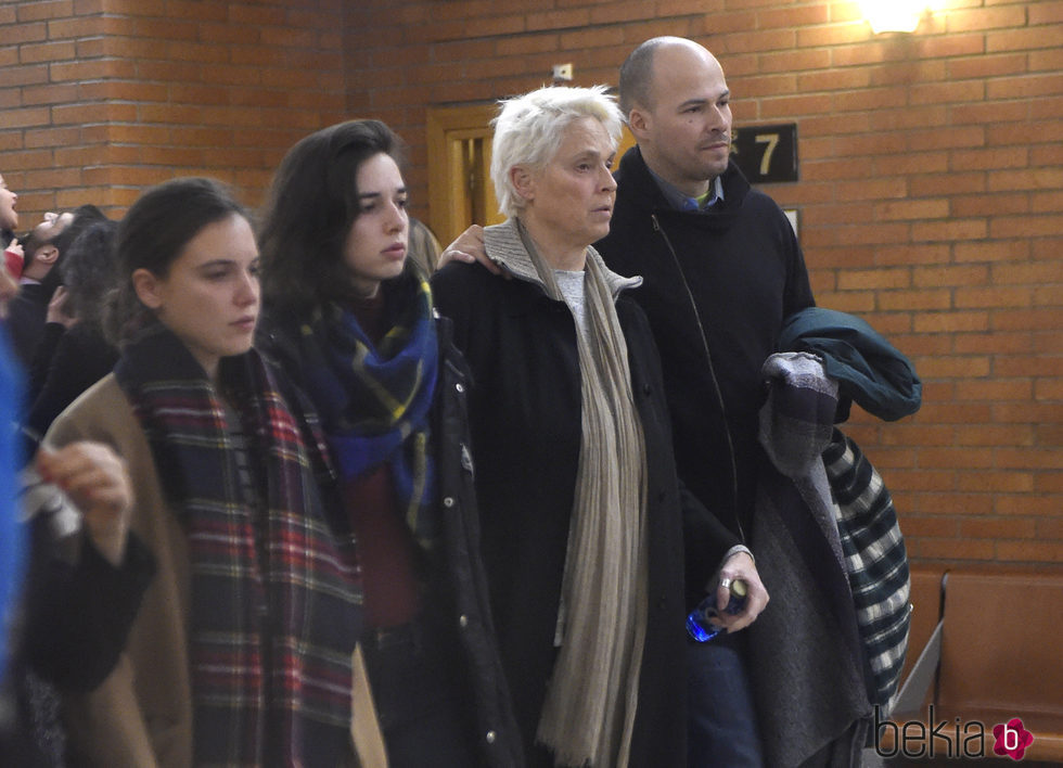 Olfo Bosé , Lucía Dominguín y Dora Postigo en la capilla ardiente de Bimba Bosé