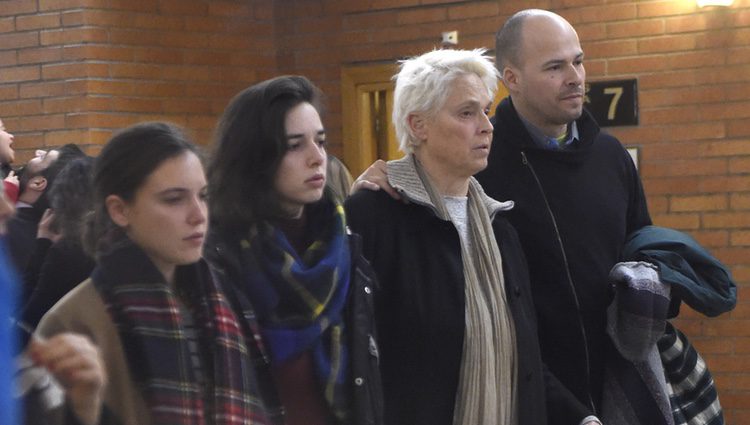 Olfo Bosé , Lucía Dominguín y Dora Postigo en la capilla ardiente de Bimba Bosé