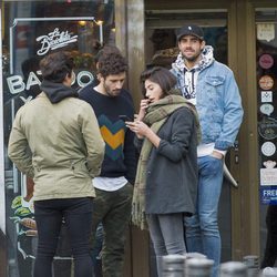 Rocío Crusset junto a Juan Betancourt y un grupo de amigos