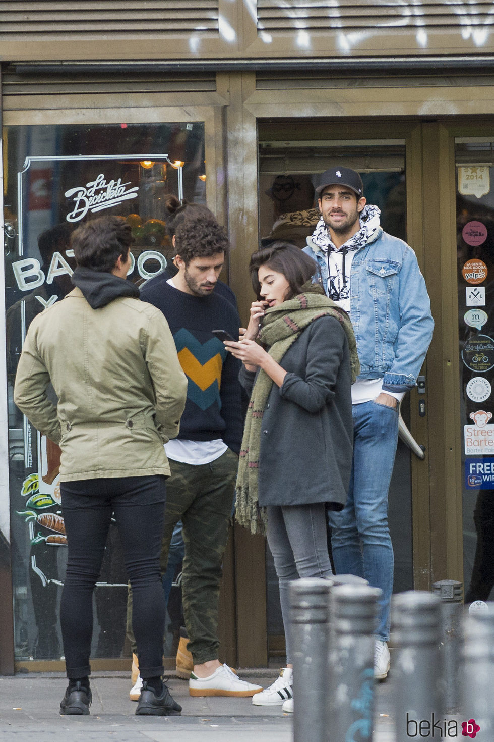 Rocío Crusset junto a Juan Betancourt y un grupo de amigos