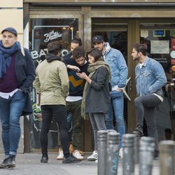 Rocío Crusset, Juan Betancourt y amigos en la puerta de un local