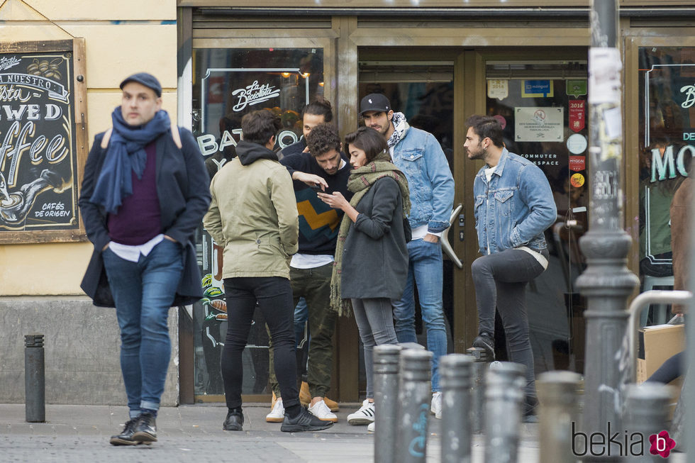 Rocío Crusset, Juan Betancourt y amigos en la puerta de un local