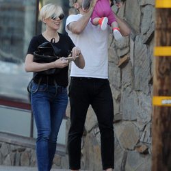 Scarlett Johansson y Romain Dauriac con su hija Rose Dorothy en Los Angeles