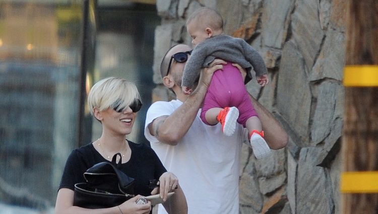 Scarlett Johansson y Romain Dauriac con su hija Rose Dorothy en Los Angeles