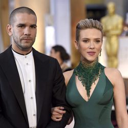 Scarlett Johansson y Romain Dauriac en los Oscar 2015