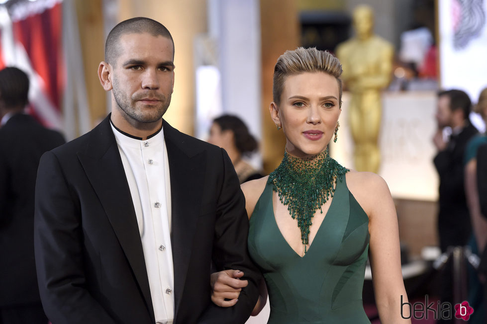 Scarlett Johansson y Romain Dauriac en los Oscar 2015