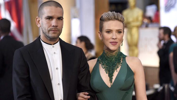 Scarlett Johansson y Romain Dauriac en los Oscar 2015