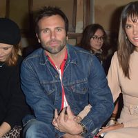 Alessandra Ambrosio y su pareja Jamie Mazur en el desfile de Bonpoint en la Semana de la Alta Costura de París