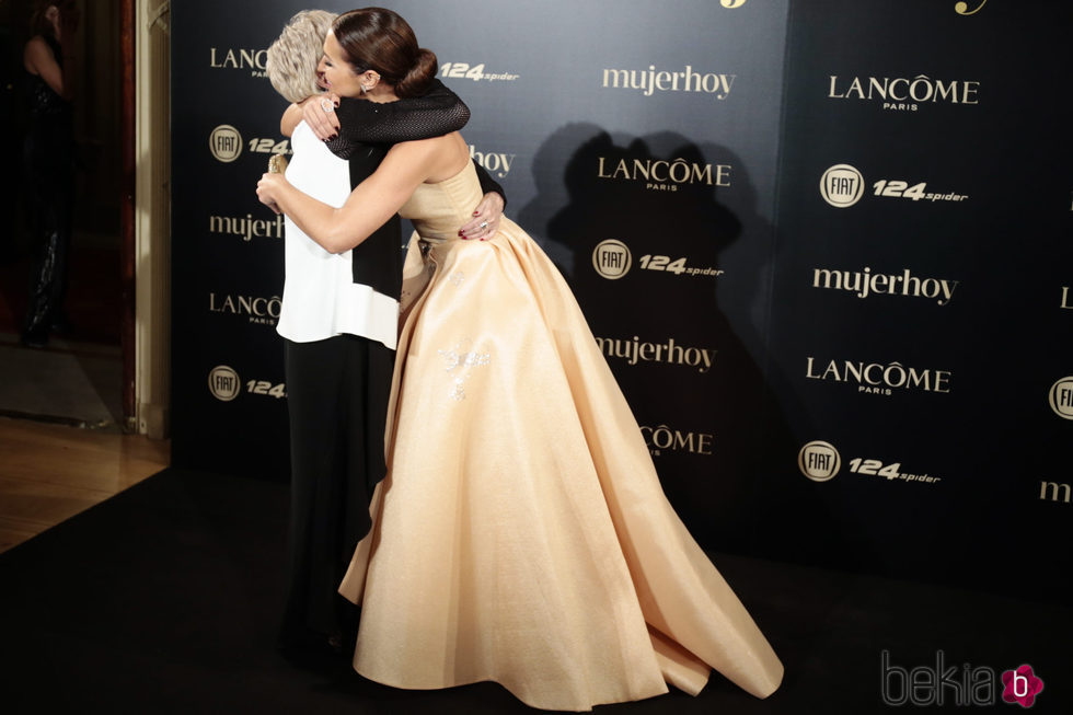 Paula Echevarría y Concha Velasco abrazándose en los Premios Mujer Hoy 2017