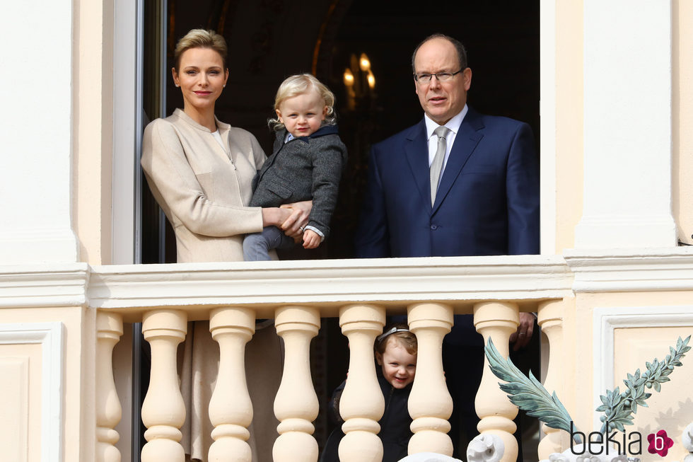 Alberto y Charlene de Mónaco viendo la procesion de Santa Devota 2017 junto a sus mellizos