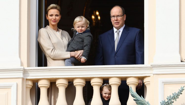 Alberto y Charlene de Mónaco viendo la procesion de Santa Devota 2017 junto a sus mellizos