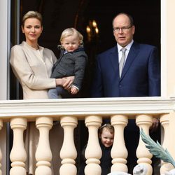 Alberto y Charlene de Mónaco viendo la procesion de Santa Devota 2017 junto a sus mellizos