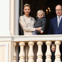 Alberto y Charlene de Mónaco viendo la procesion de Santa Devota 2017 junto a sus mellizos