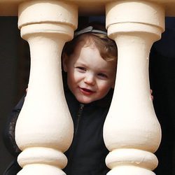 La Princesa Gabriella de Mónaco viendo la procesión de Santa Devota desde el balcón de Palacio