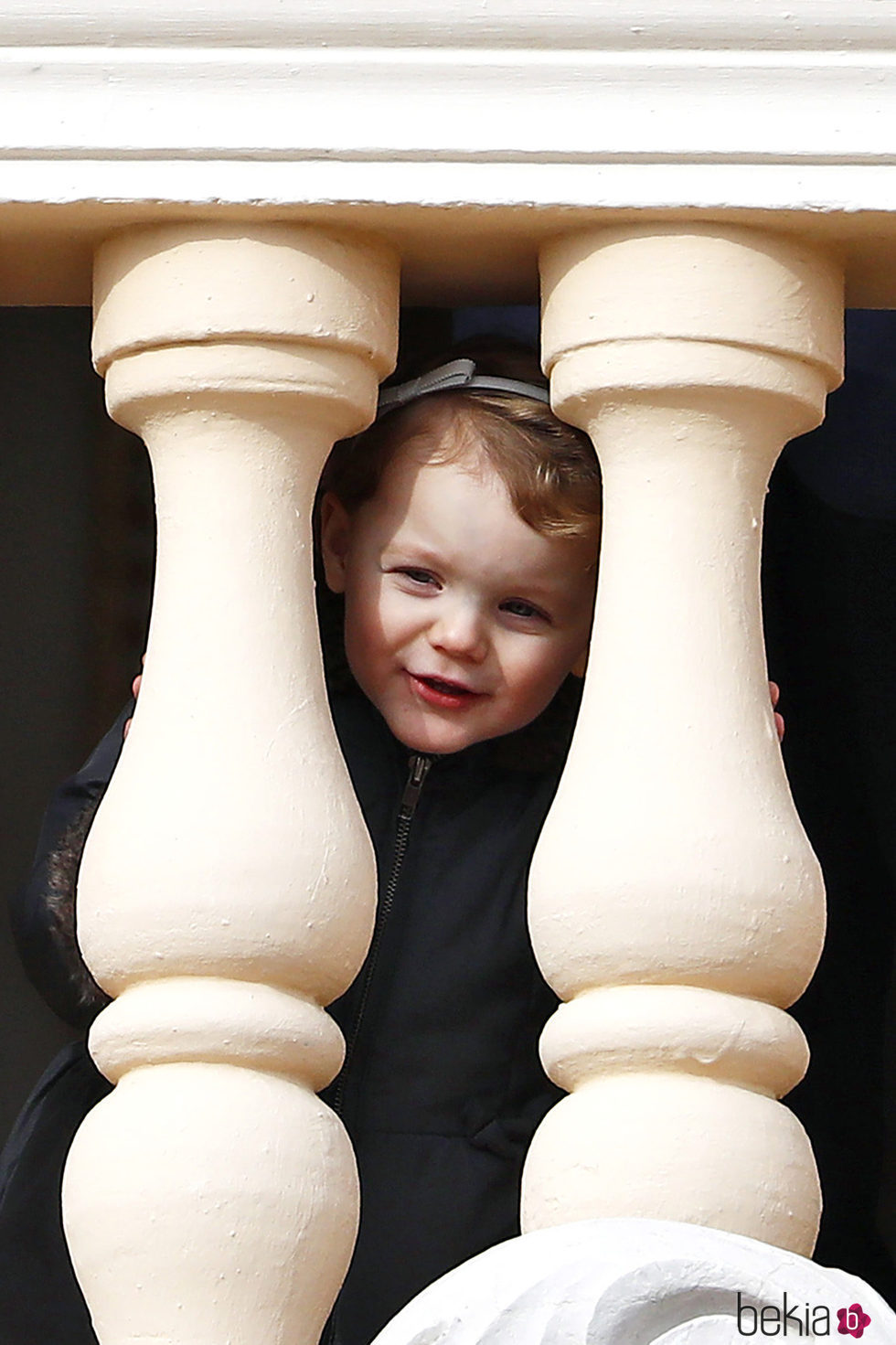 La Princesa Gabriella de Mónaco viendo la procesión de Santa Devota desde el balcón de Palacio