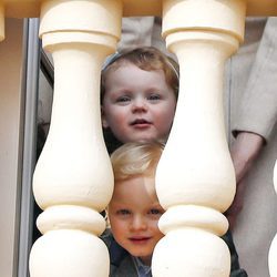 Los Príncipes Gabriella y Jacques de Mónaco viendo la procesión de Santa Devota desde el balcón de Palacio