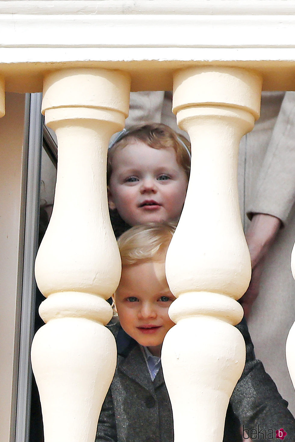 Los Príncipes Gabriella y Jacques de Mónaco viendo la procesión de Santa Devota desde el balcón de Palacio