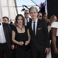 Winona Ryder y Scott Mackinlay  en los SAG Awards 2017