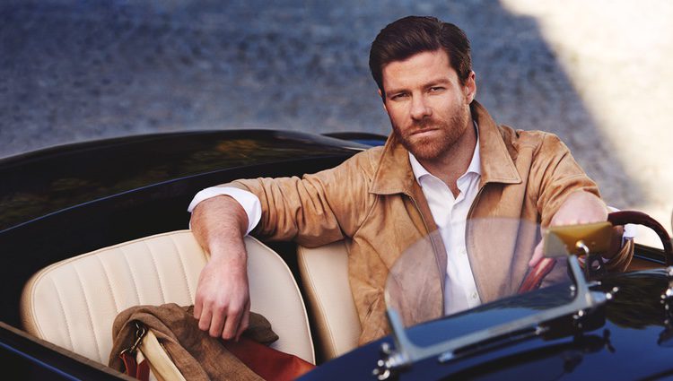 Xabi Alonso montado en un coche durante la campaña de primavera/verano de Emidio Tucci