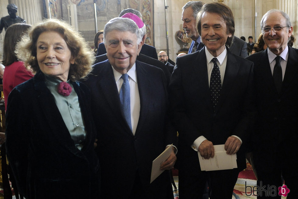 Julia Gutiérrez Caba, Luis María Ansón, Raphael y Emilio Gutiérrez Caba en la clausura de la conmemoración del IV centenario de la muerte de Cervantes