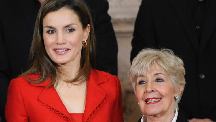 La Reina Letizia y Concha Velasco en la clausura de la conmemoración del IV centenario de la muerte de Cervantes