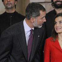 La Reina Letizia mira con cariño al Rey Felipe en un acto en el Palacio Real