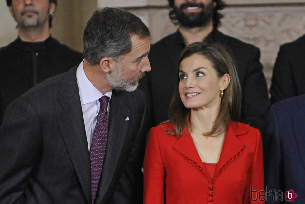 La Reina Letizia mira con cariño al Rey Felipe en un acto en el Palacio Real