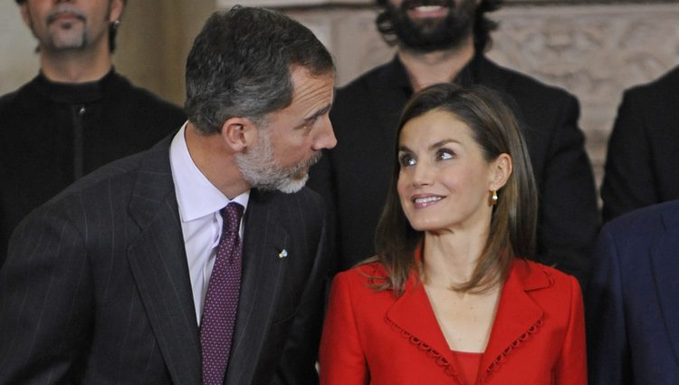 La Reina Letizia mira con cariño al Rey Felipe en un acto en el Palacio Real