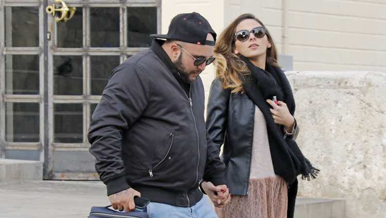 Kiko Rivera e Irene Rosales llegando cogidos de la mano a un hotel de Sevilla