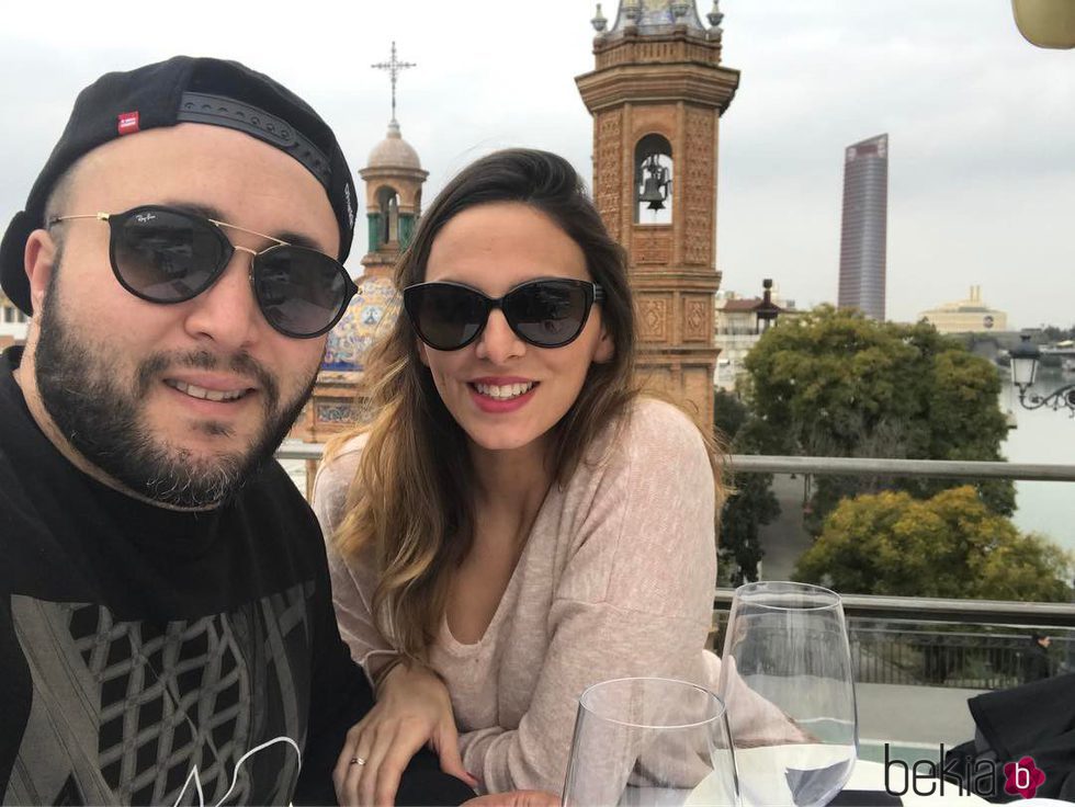 Kiko Rivera e Irene Rosales disfrutando de un almuerzo en un hotel de Sevilla